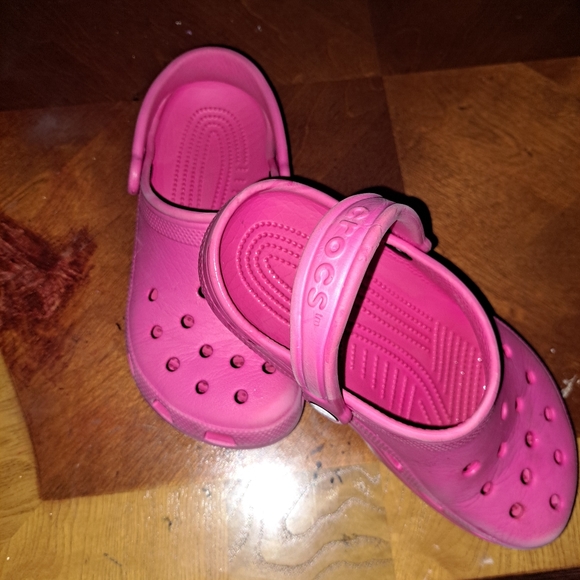 Sz 4 luscious pink CROCS 🌸 - Picture 2 of 5